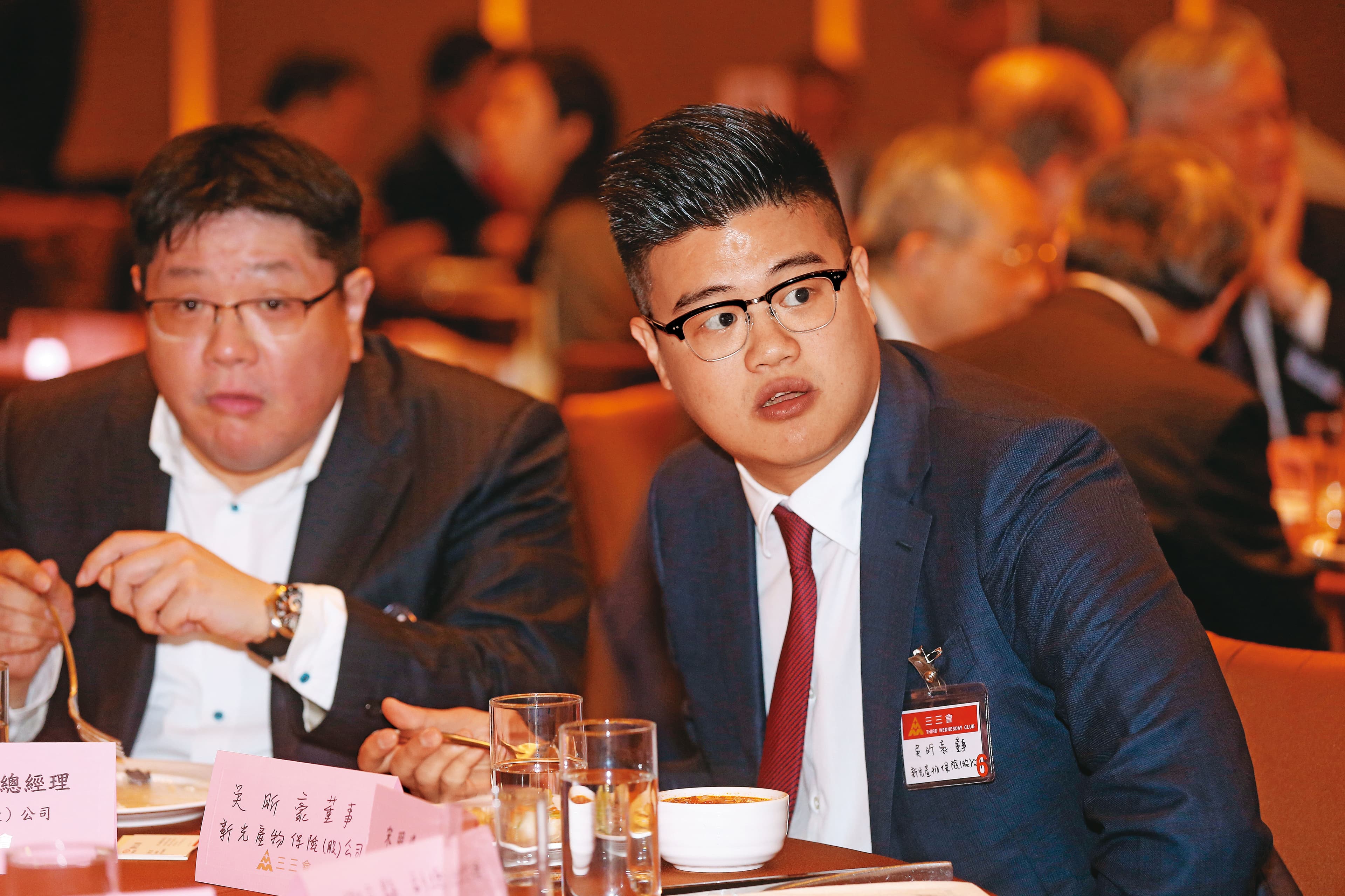 吳東亮經常把吳昕豪(右)帶在身邊學習,也要求老臣多撥出一些時間幫忙調教兒子。