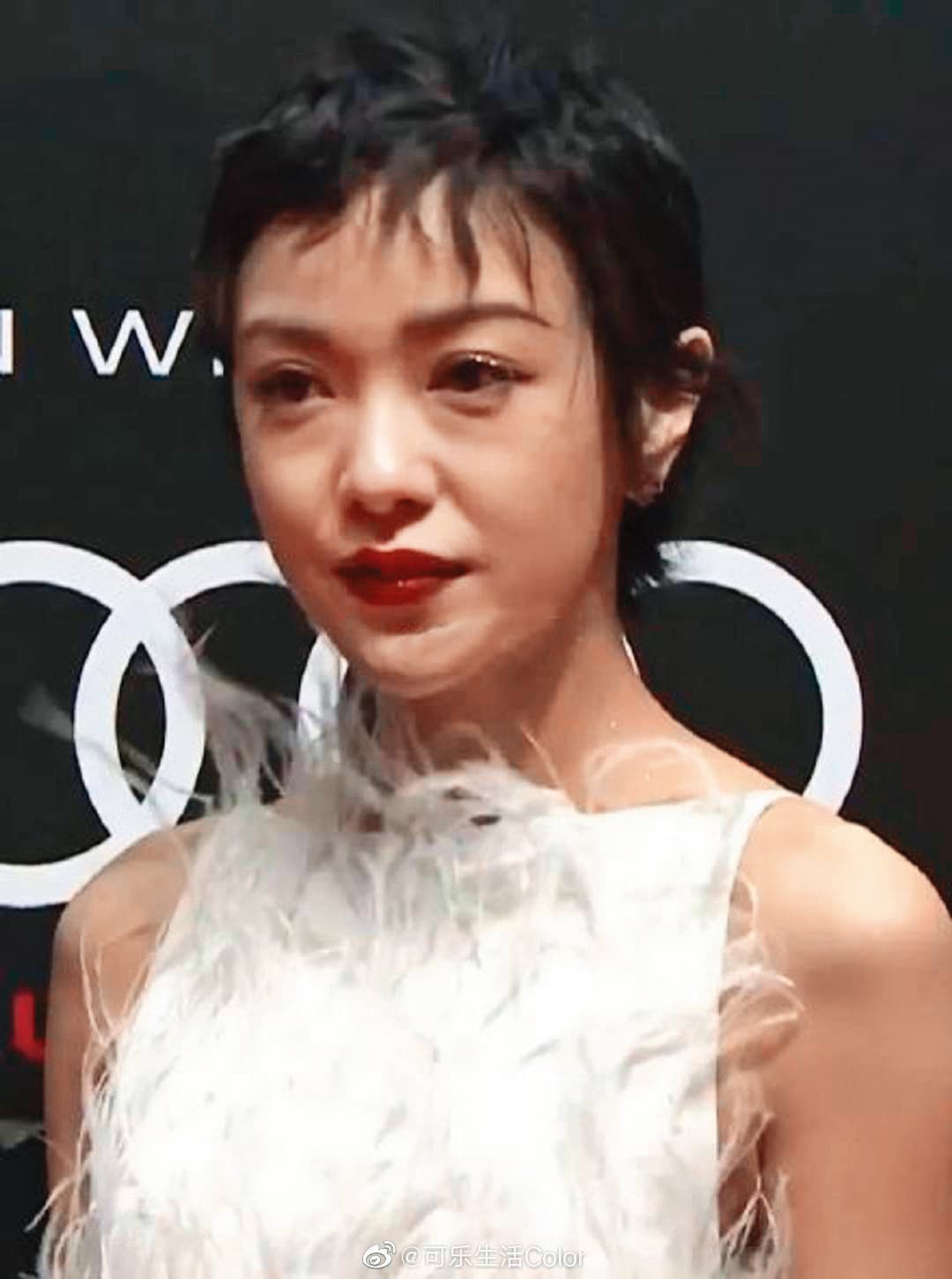 郭采潔出席活動時被指臉僵,臉上黑眼圈明顯,她解釋當天風太大,吹到她直打冷顫才會這樣。(微博圖片)