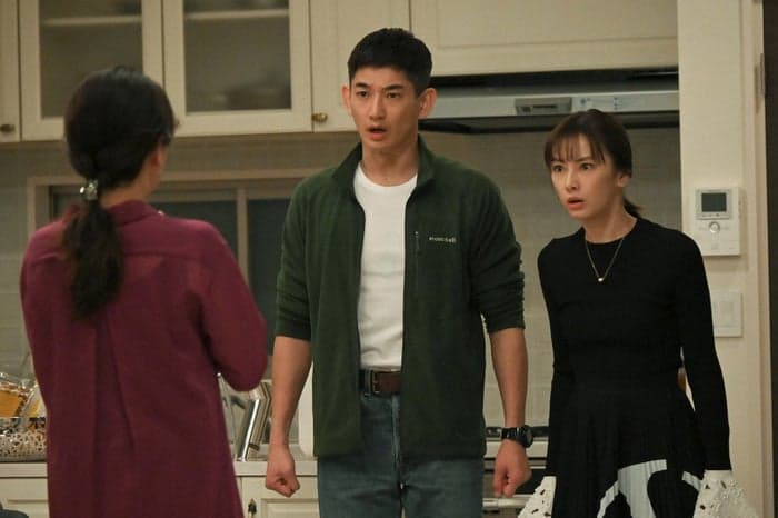 北川景子(右)和瑛太在《離婚活動》飾演閃婚夫婦,卻因理念不合才新婚就鬧離婚。(翻攝自TBS)