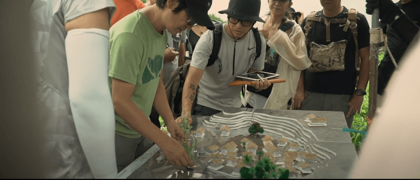 8、9個場景同時動工搭建，可見《臺灣三部曲》規模的宏大。（翻攝自花絮）