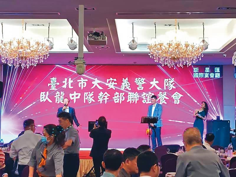 台北市警察局長陳嘉昌在黑幫分子潑蟑後,才到達案發餐廳,還上台高歌。(翻攝臉書)