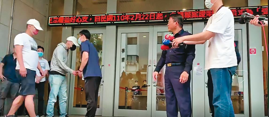 松山警方召開道歉和解記者會,事後卻爆出鬧事民眾具有幫派背景。(翻攝畫面)