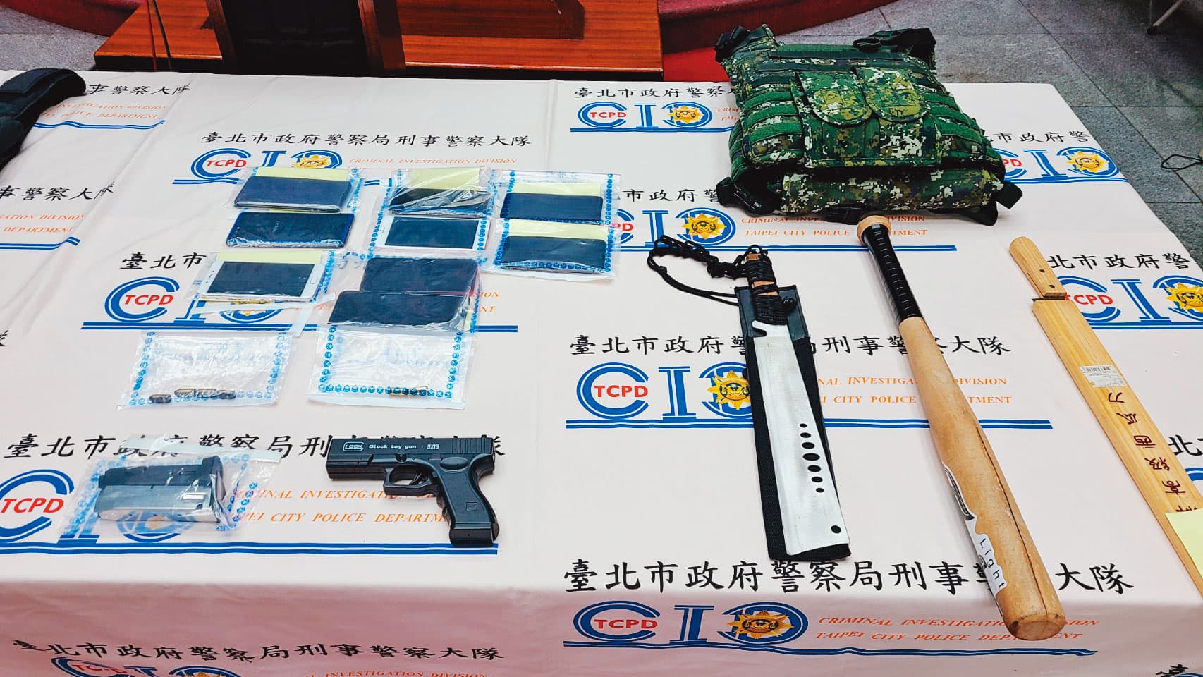 一連串的幫派騷亂,讓警政署啟動全台掃黑,短短數日便逮捕上百名幫派分子及查獲大批違法器械。(翻攝畫面)