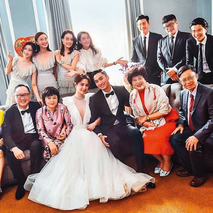 賴弘國（前排右三）3年前砸下5,000萬元和阿嬌（前排左三）在美國洛杉磯舉辦豪華婚禮。（翻攝自阿嬌IG）