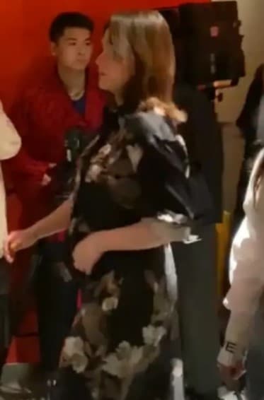 阿嬌現身武漢為賈乃亮的火鍋店開幕站台,網友直擊已沒腰線(右圖)。(翻攝自微博)
