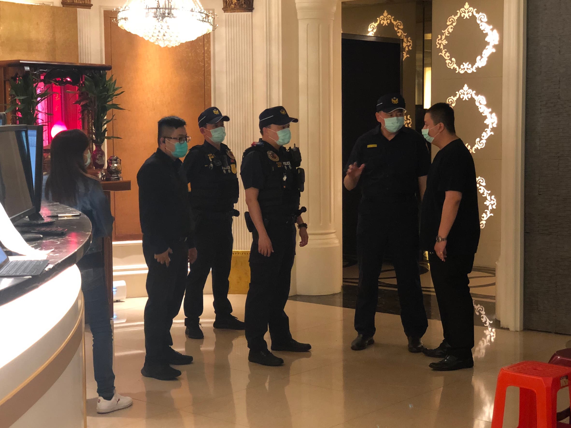 警方啟動掃黑大規模臨檢酒店。(翻攝畫面)