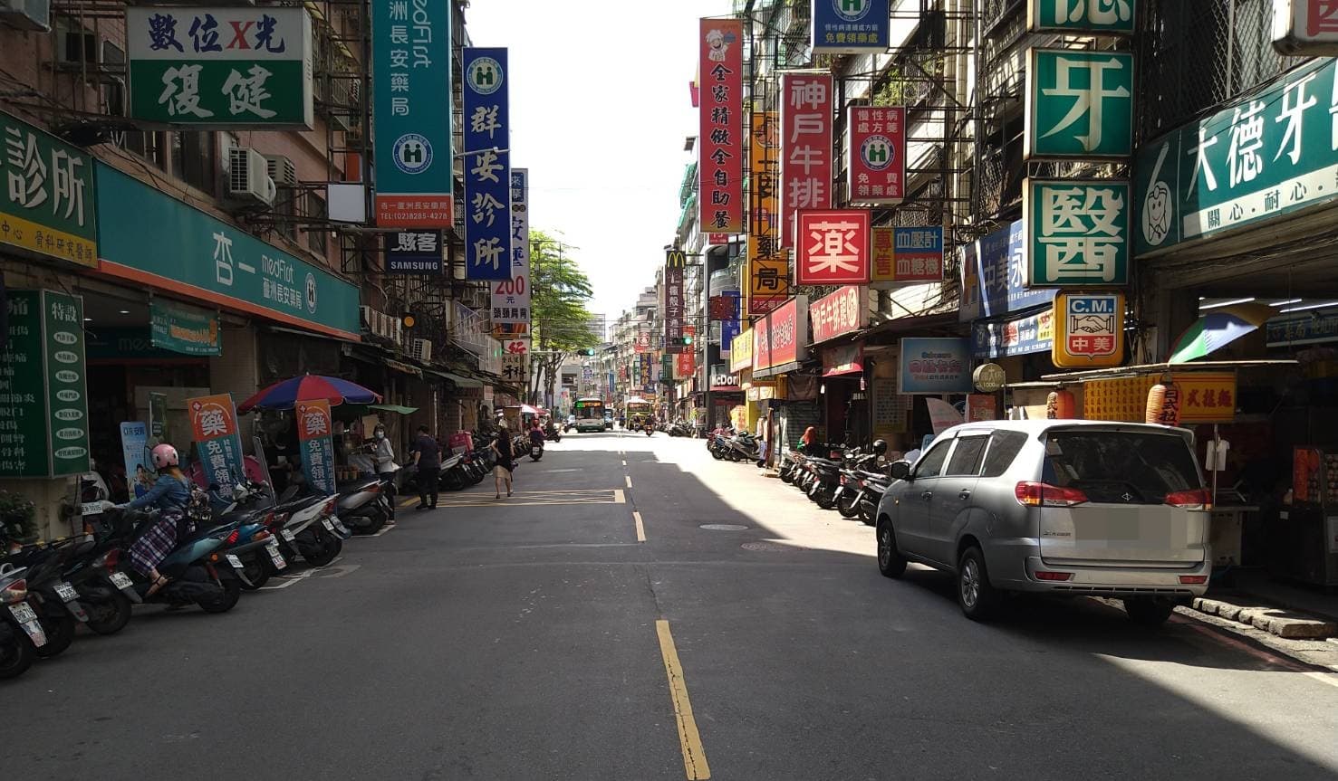 當地店家透露,確診足跡公布後「當晚許多人過來移車」。
