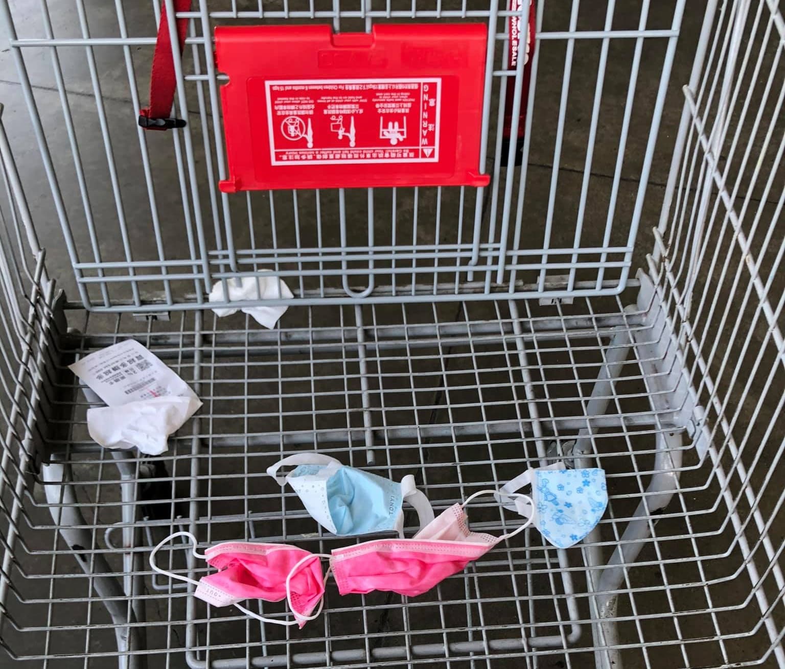 疫情升溫當下,網友在好市多賣場發現有人亂丟口罩在推車內。(翻攝自Costco好市多 商品經驗老實說臉書)