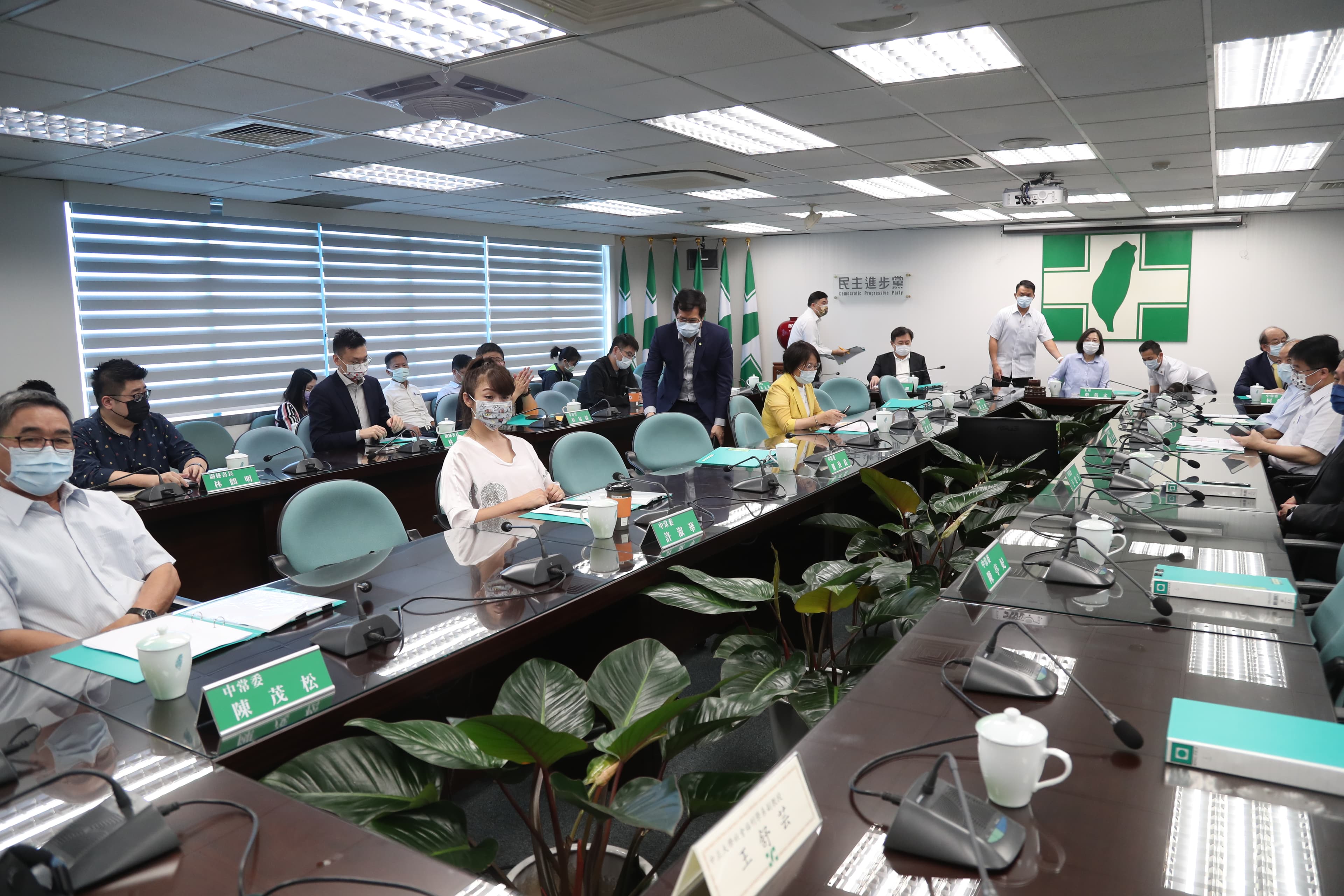民進黨中常會今因應防疫升級,與會中常委採梅花座保持社交距離。(台北市攝影記者聯誼會提供)