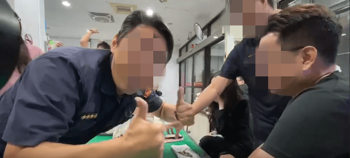 劉姓巡佐插賭獲勝,還在鏡頭前大肆慶祝。(翻攝畫面)