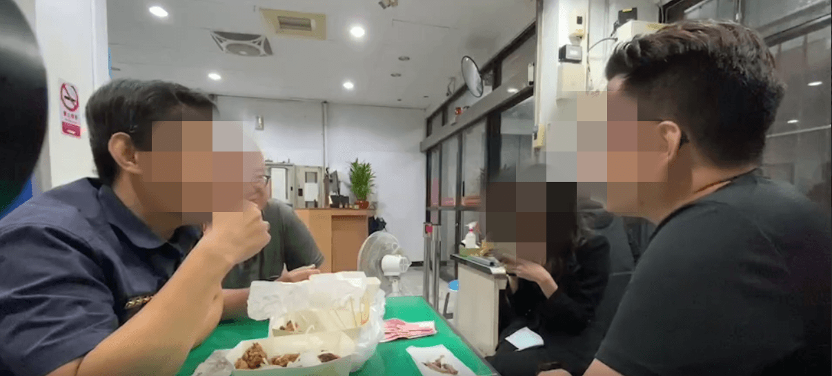 員警竟將警用小電腦交給女子使用。(翻攝畫面)
