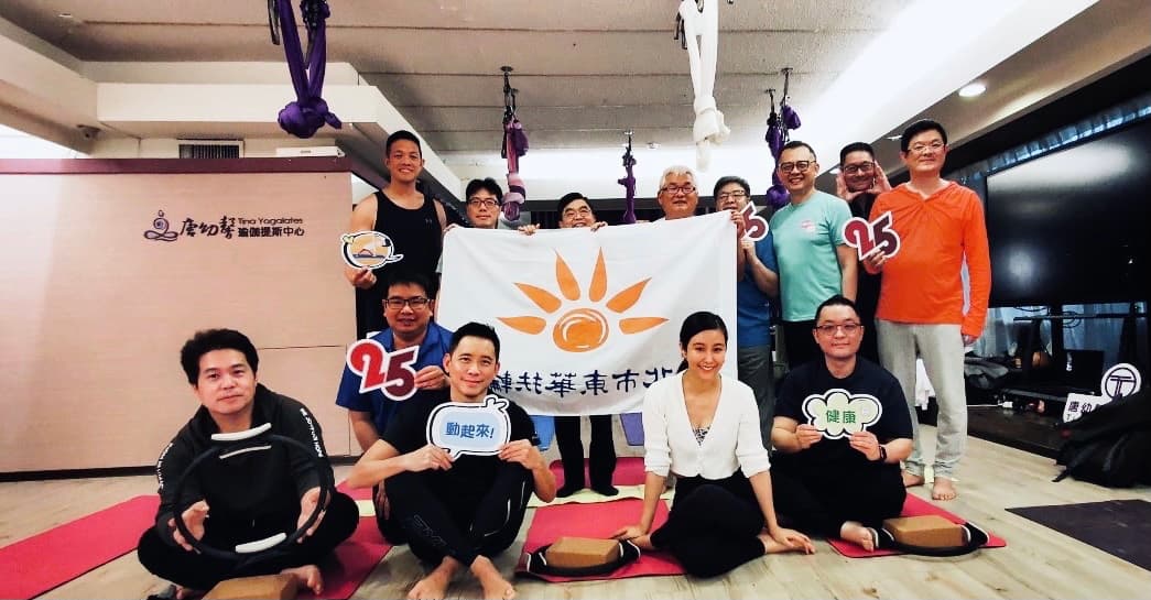 從演員斜槓瑜伽老師，黃心娣教導學員如何利用精油和花晶養生，被封「防疫小尖兵」。（周子娛樂提供）