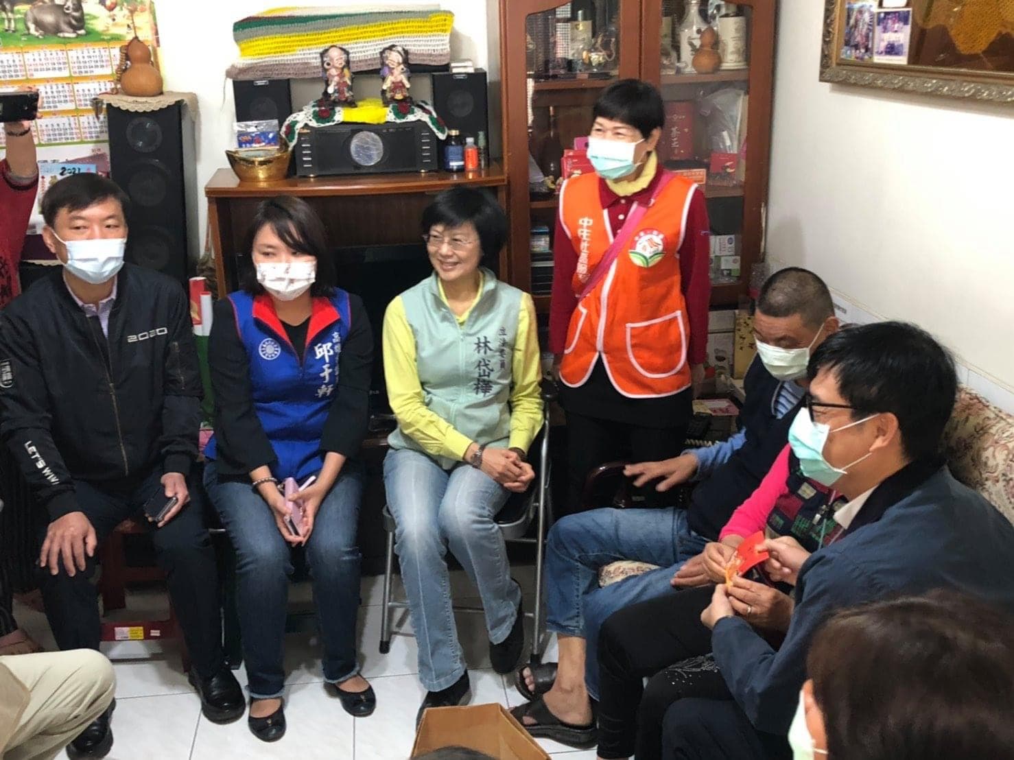 林岱樺(中)與其他人合照,畫面中國民黨市議員邱于軒與高雄市長陳其邁等人都戴上口罩,只有林露出燦爛微笑。(翻攝林岱樺臉書)