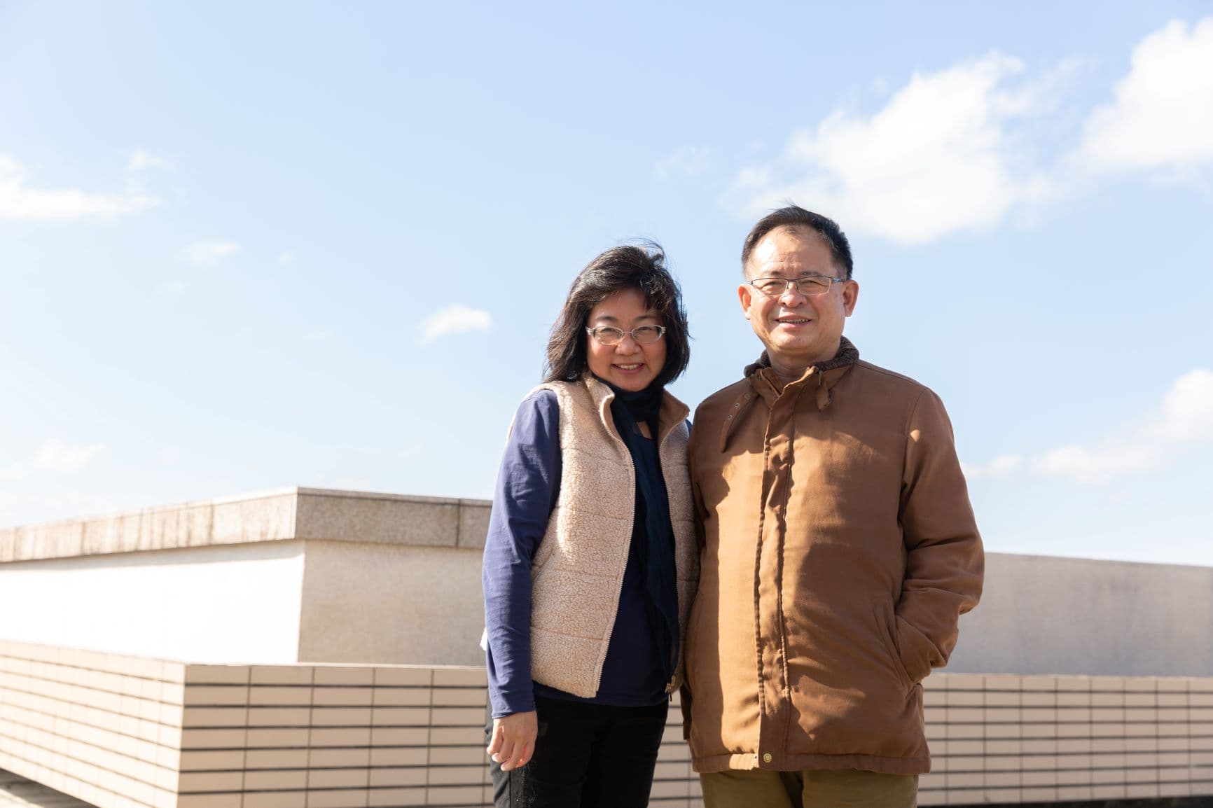 導演魏郁蓁(左)和製片徐國揚(右)耗時7年拍攝紀錄片《阿查依蘭的呼喚》,希望觀眾更認識排灣族文化。
