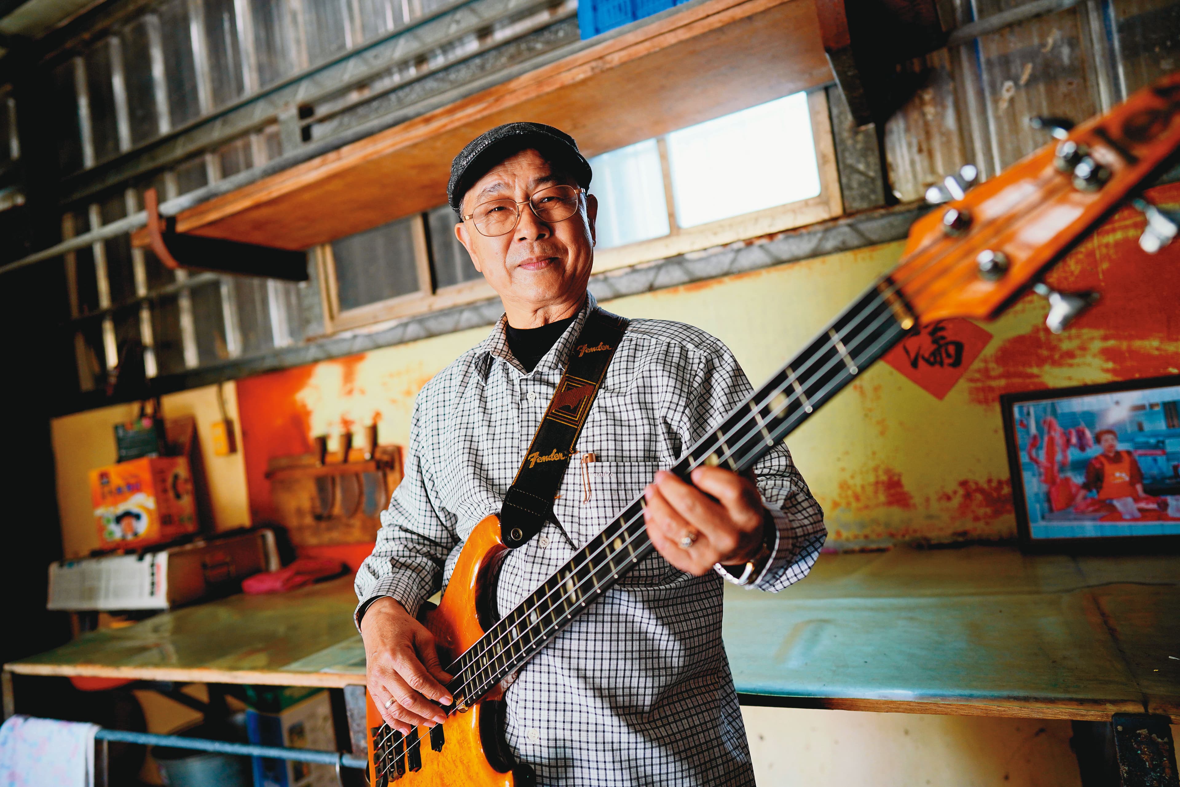 林復隆這支昂貴貝斯40年前可換得一甲土地,他後方即是當年處理豬肉的流理台,而今3把剁刀都生鏽了。