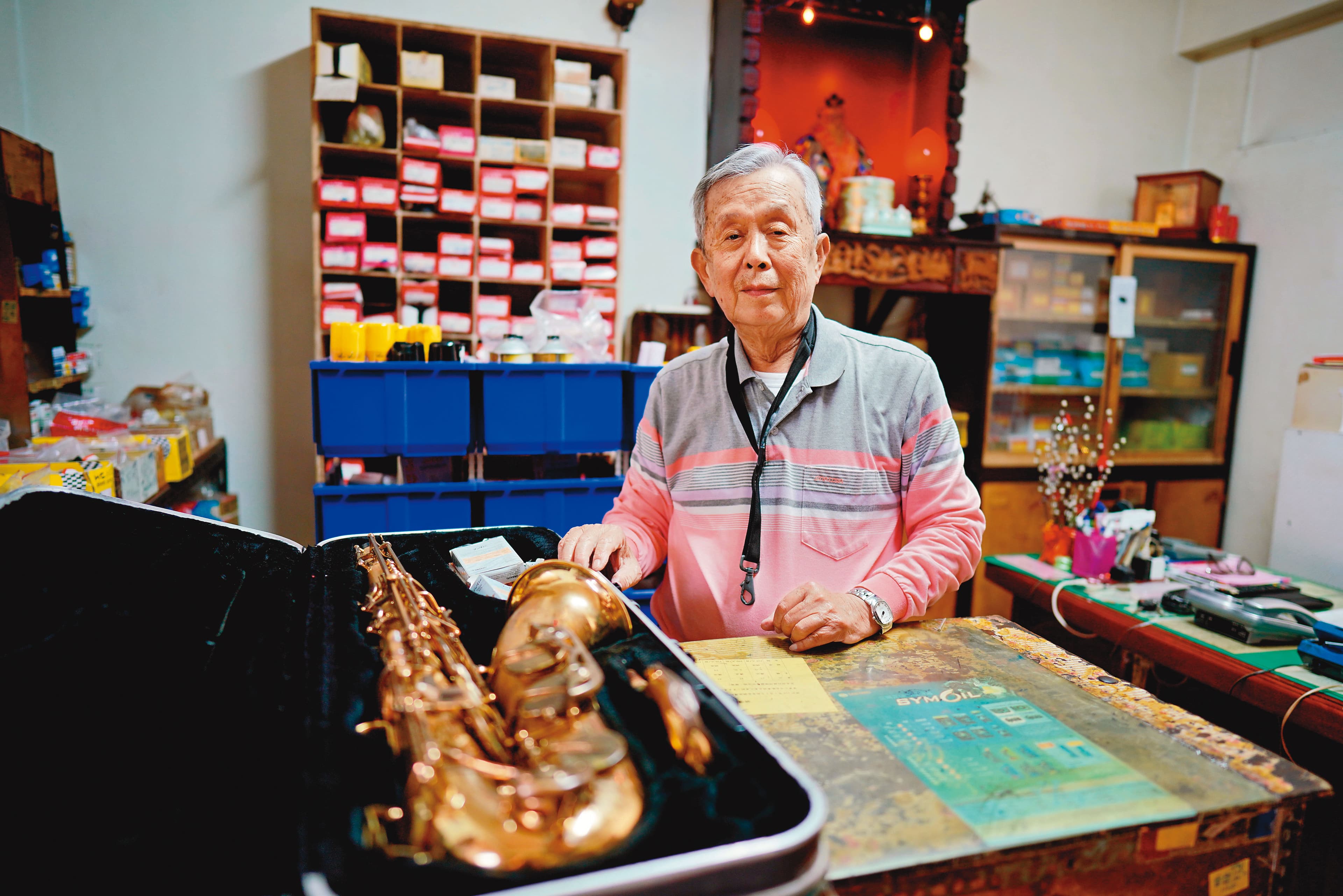 這支薩克斯風是王敬農的寶貝,40年前就要價4萬元。