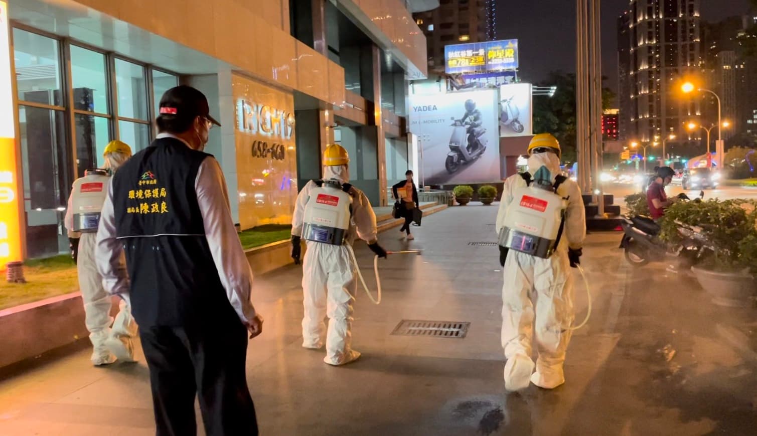 台中市為防堵疫情積極在街道上消毒。(台中市政府提供)