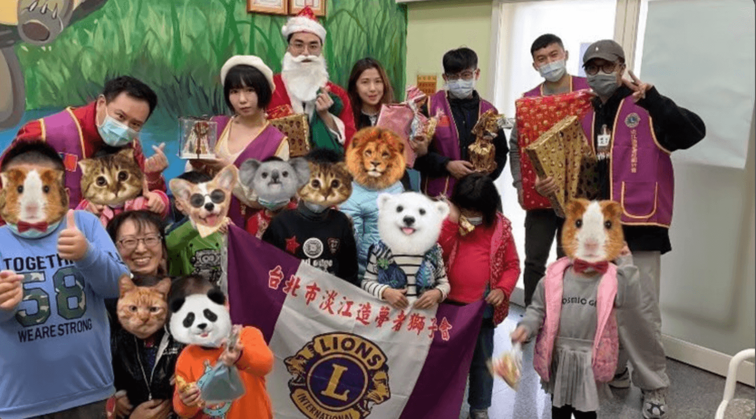 獅子會與育幼院小朋友一起製作薑餅屋。(吳庭逸提供)