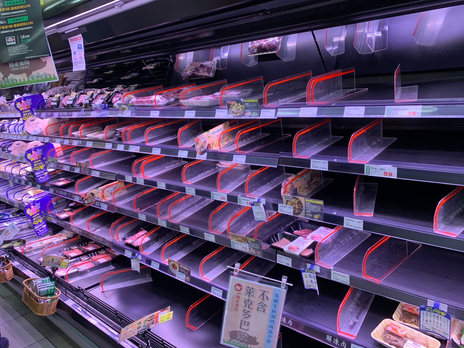 貨架上的肉品也幾乎被掃購一空。(讀者提供)