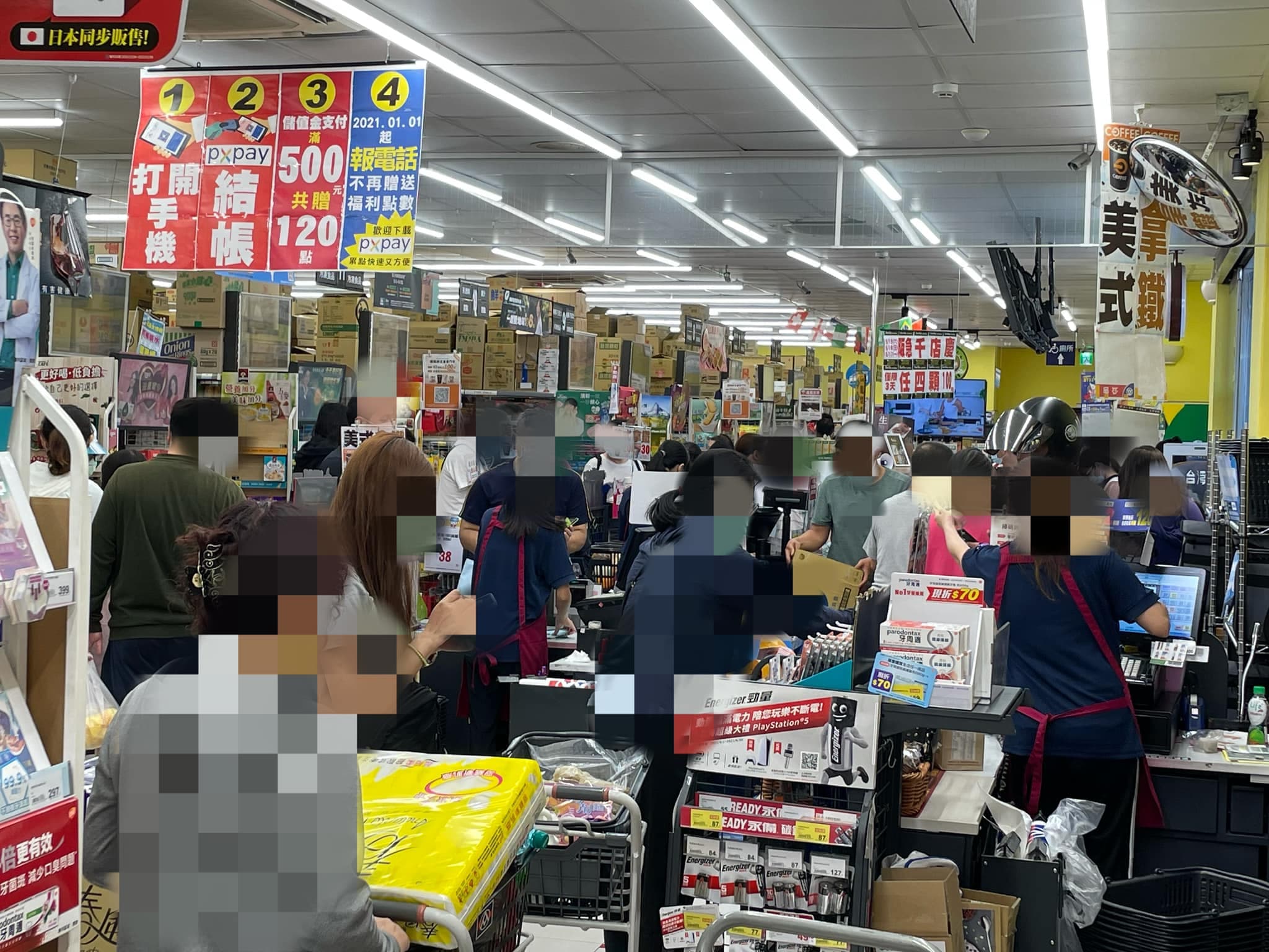 高雄進入「準」三級警戒,各大賣場湧入大批搶購物資人潮。(翻攝自黃捷臉書)