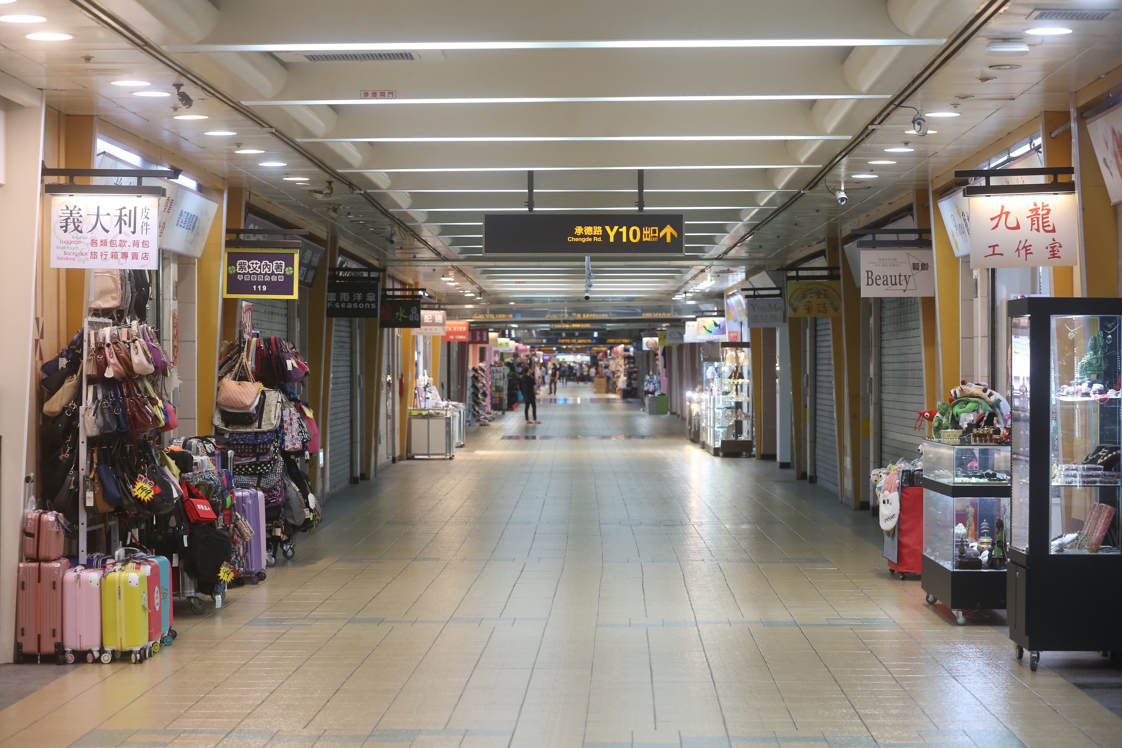 台北地下街也同樣門可羅雀，不少店家早早打烊。