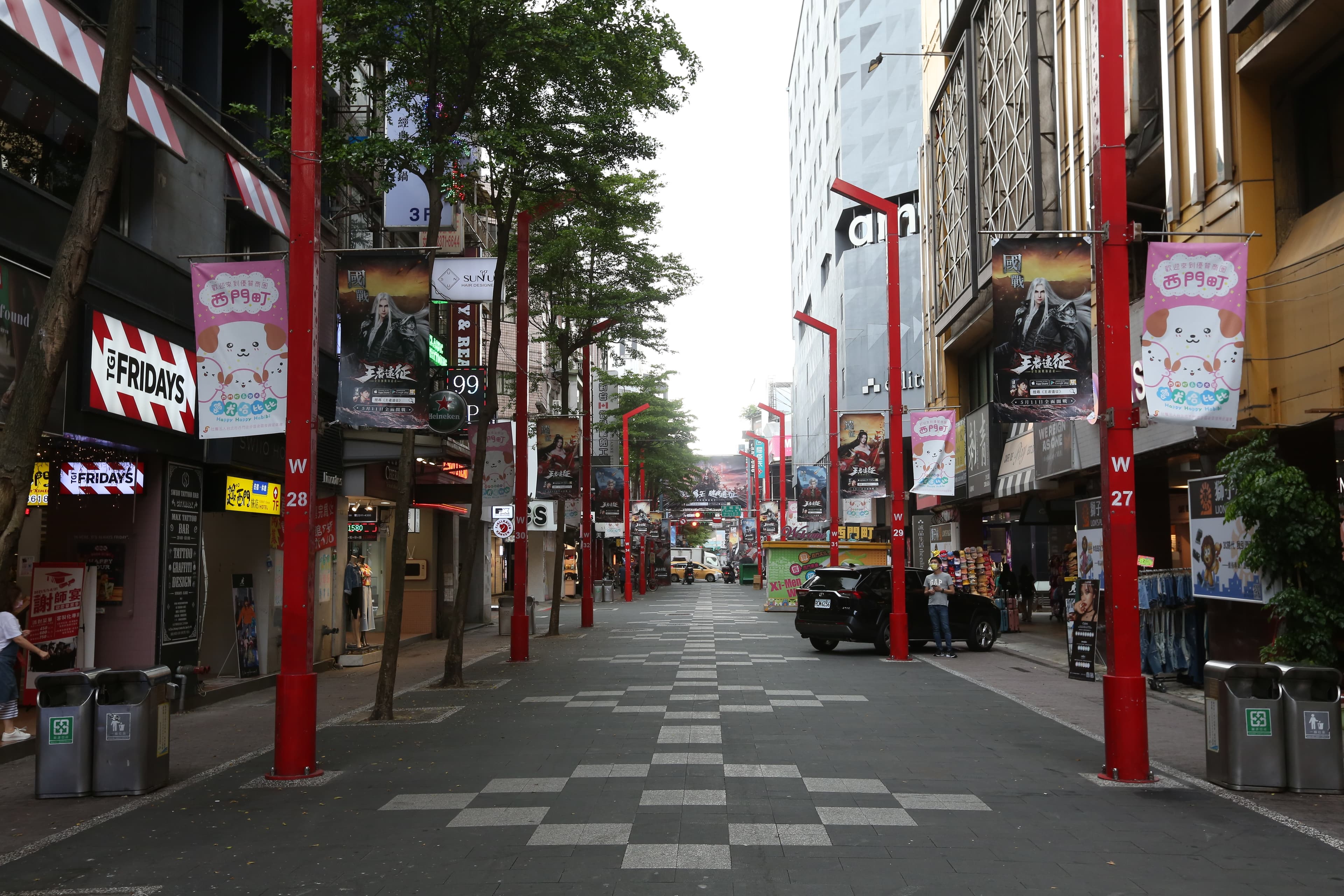 西門町主要大街上，幾乎看不到半個人。