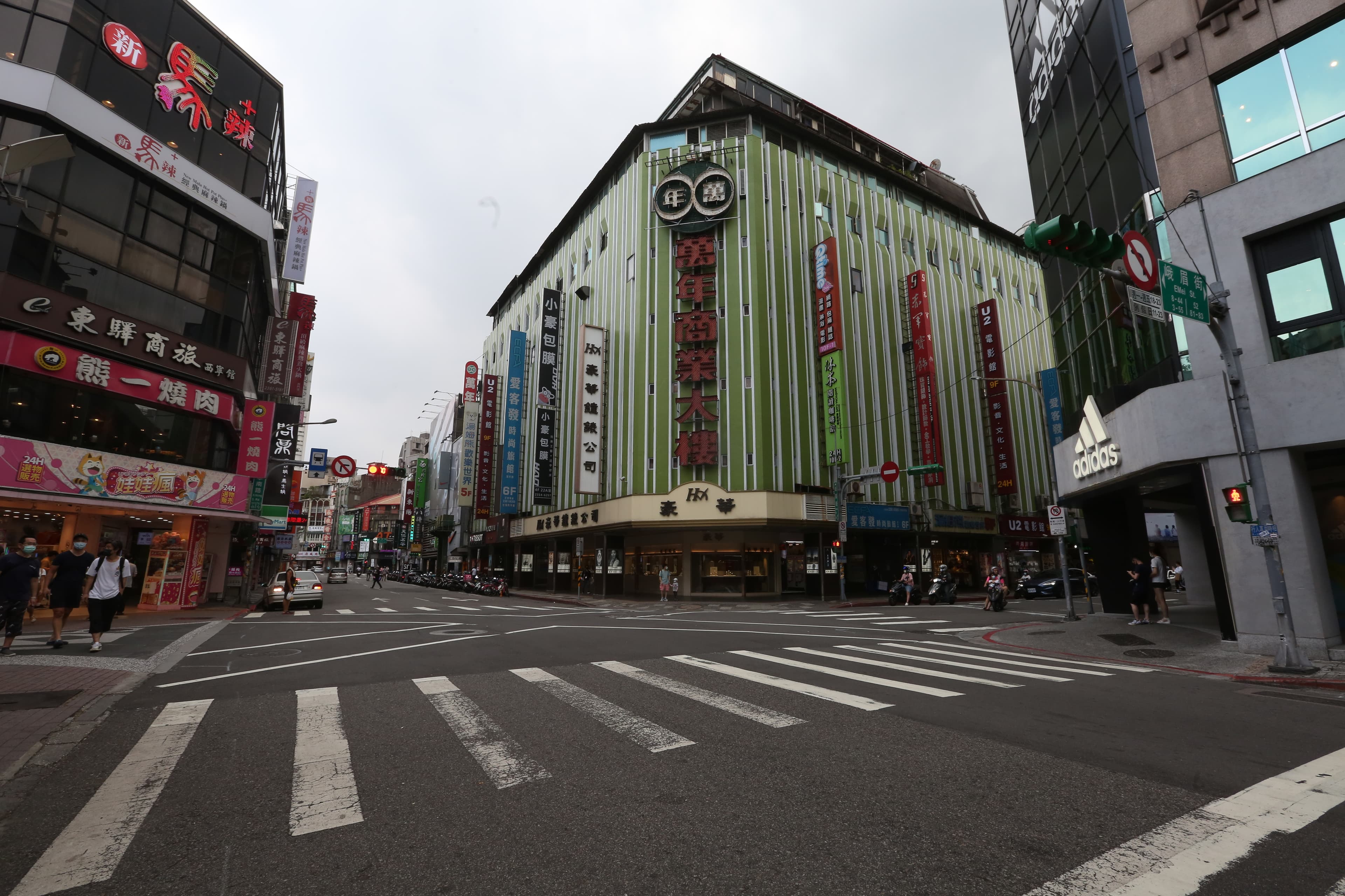 平常熱鬧的西門町，因為疫情升溫，人潮也跟著「蒸發」。