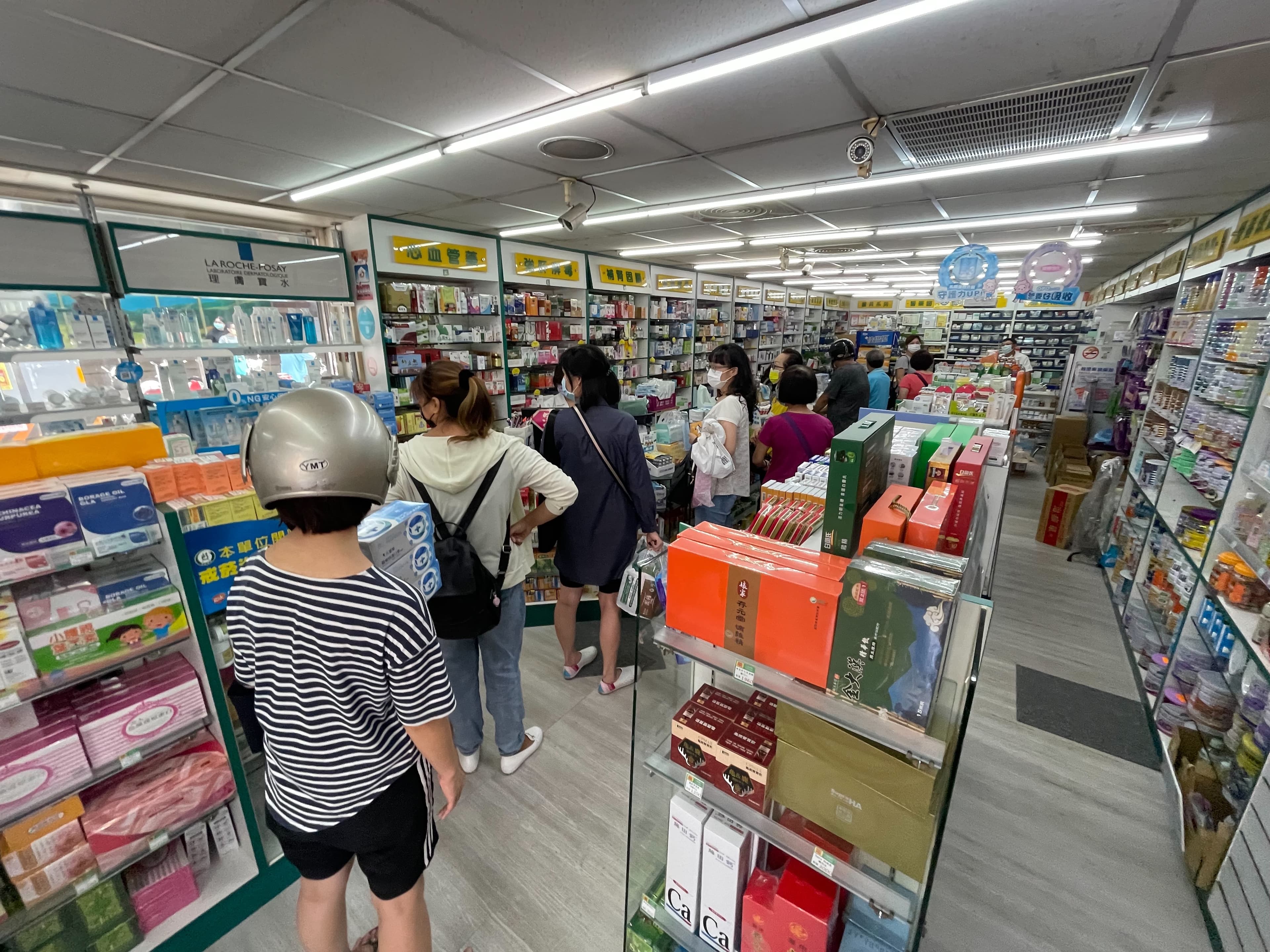 只要有販售相關物資的商店，都聚集了眾多人潮。