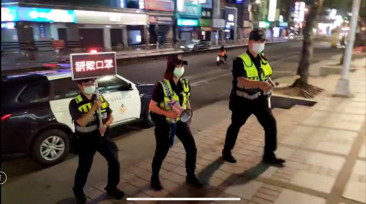 警察3人一組執勤勸導戴口罩，吳沛憶希望大家給一線人員多點鼓勵。（翻攝自吳沛憶臉書）