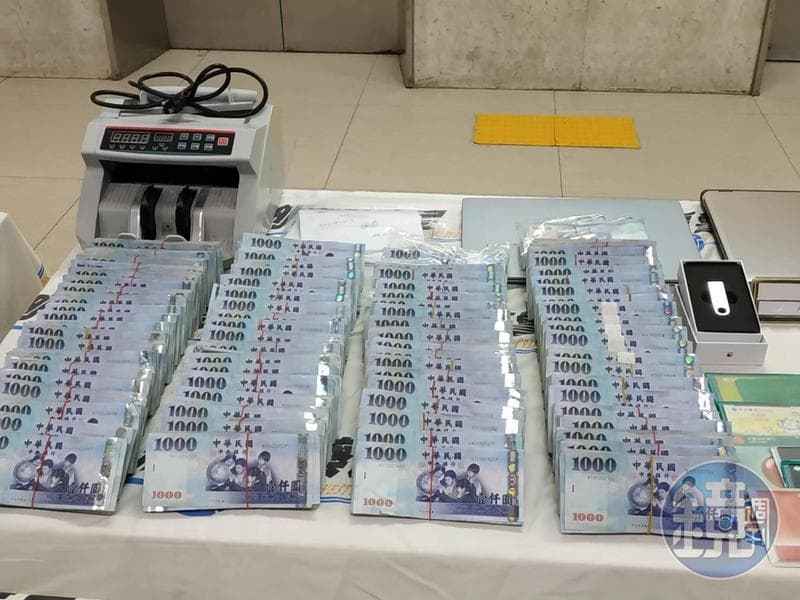 警方偵破刑案查扣的百萬現金,因現鈔數量多不易藏匿,歹徒改把數百萬元現金也藏在一旁不起眼的隨身碟內。