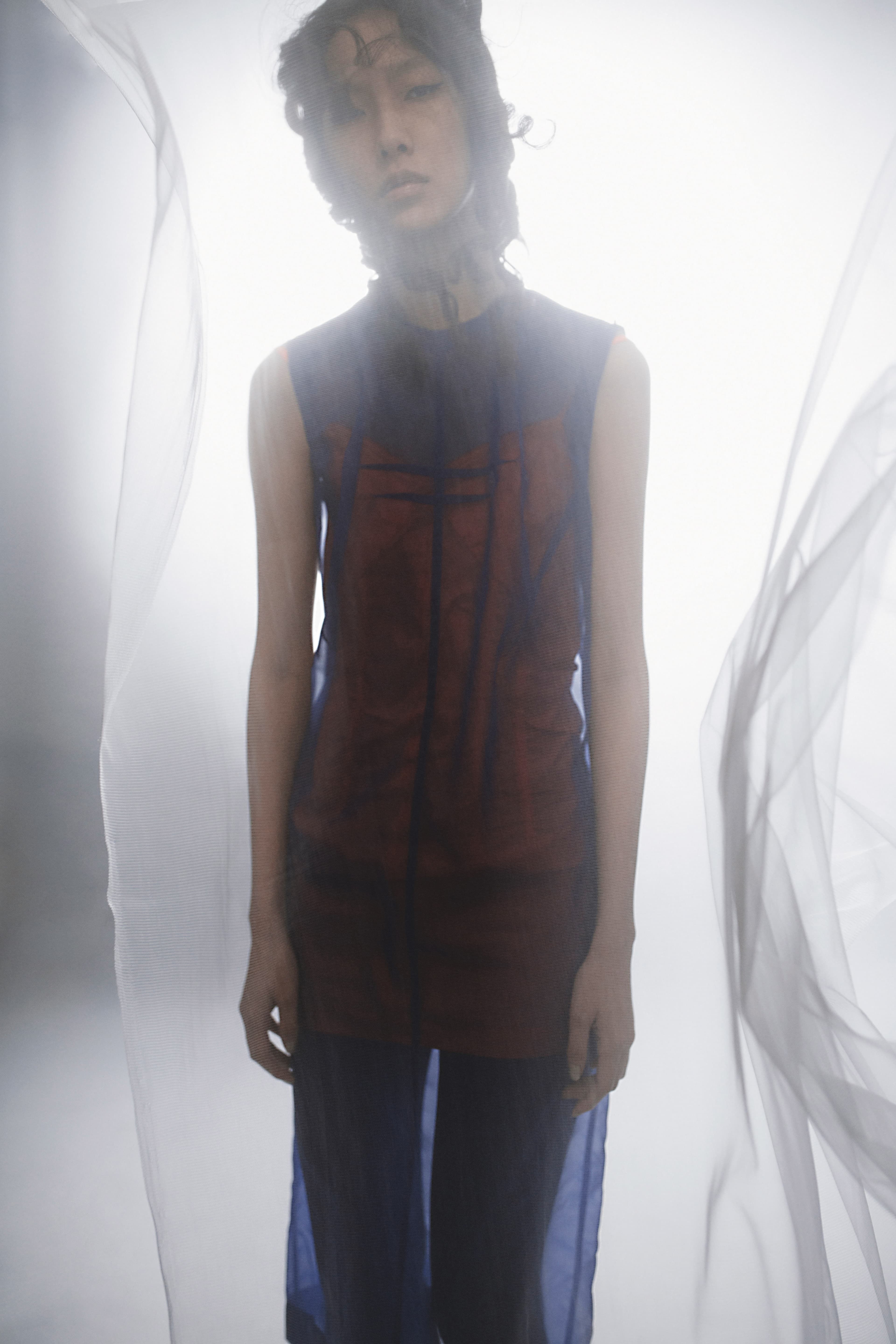 螢光色透視洋裝 NT$52,800 by SPORTMAX/黑色連褲高跟長靴 價格店洽 by BALENCIAGA