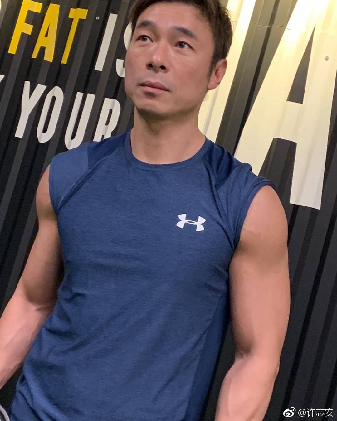 許志安提前結束新劇《接招吧!製作人》的拍攝,已回港正進行隔離。(翻攝許志安微博)