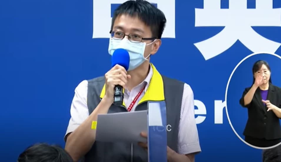 指揮中心醫療應變組副組長羅一鈞證實,板橋亞東醫院出現院內感染。(翻攝自衛生福利部疾病管制署YouTube)