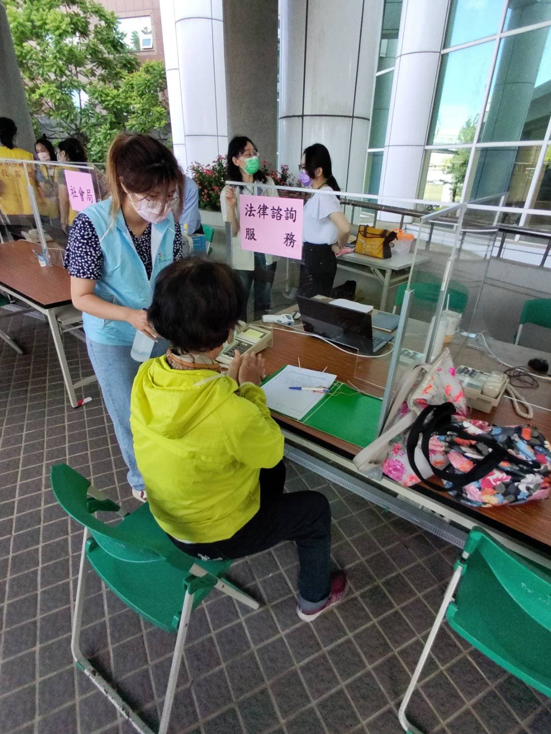 台南市長黃偉哲提醒民眾來洽公時,一定要記得戴好口罩,保護自己同時也保護承辦的市府同仁。(台南市政府提供)