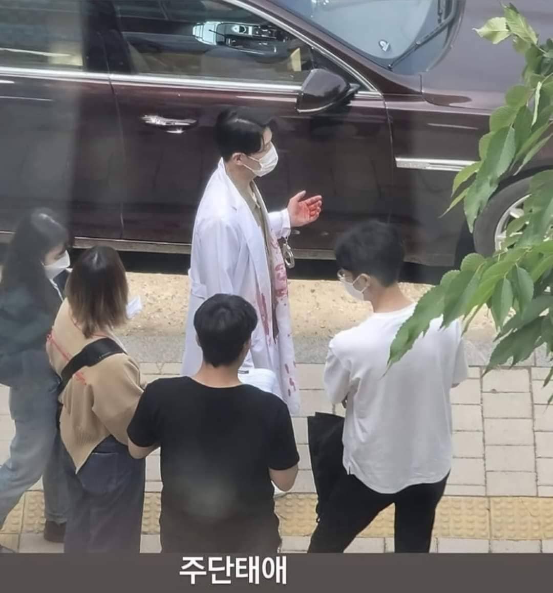 嚴基俊今拍攝《Penthouse上流社會》第3季被路人捕捉,囚服外還穿著染滿血跡的白袍。(翻攝自網路)
