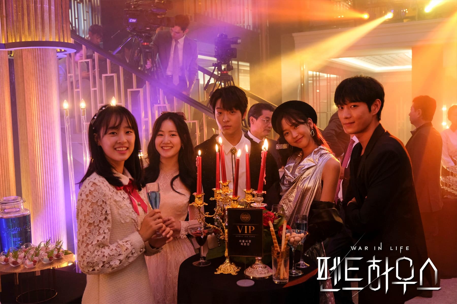 《Penthouse上流社會》中飾演上流家庭中小孩的新生代演員也人氣上漲,李旼赫(中)曝原先角色設定中他愛的是金永大(右)。(翻攝自官網)