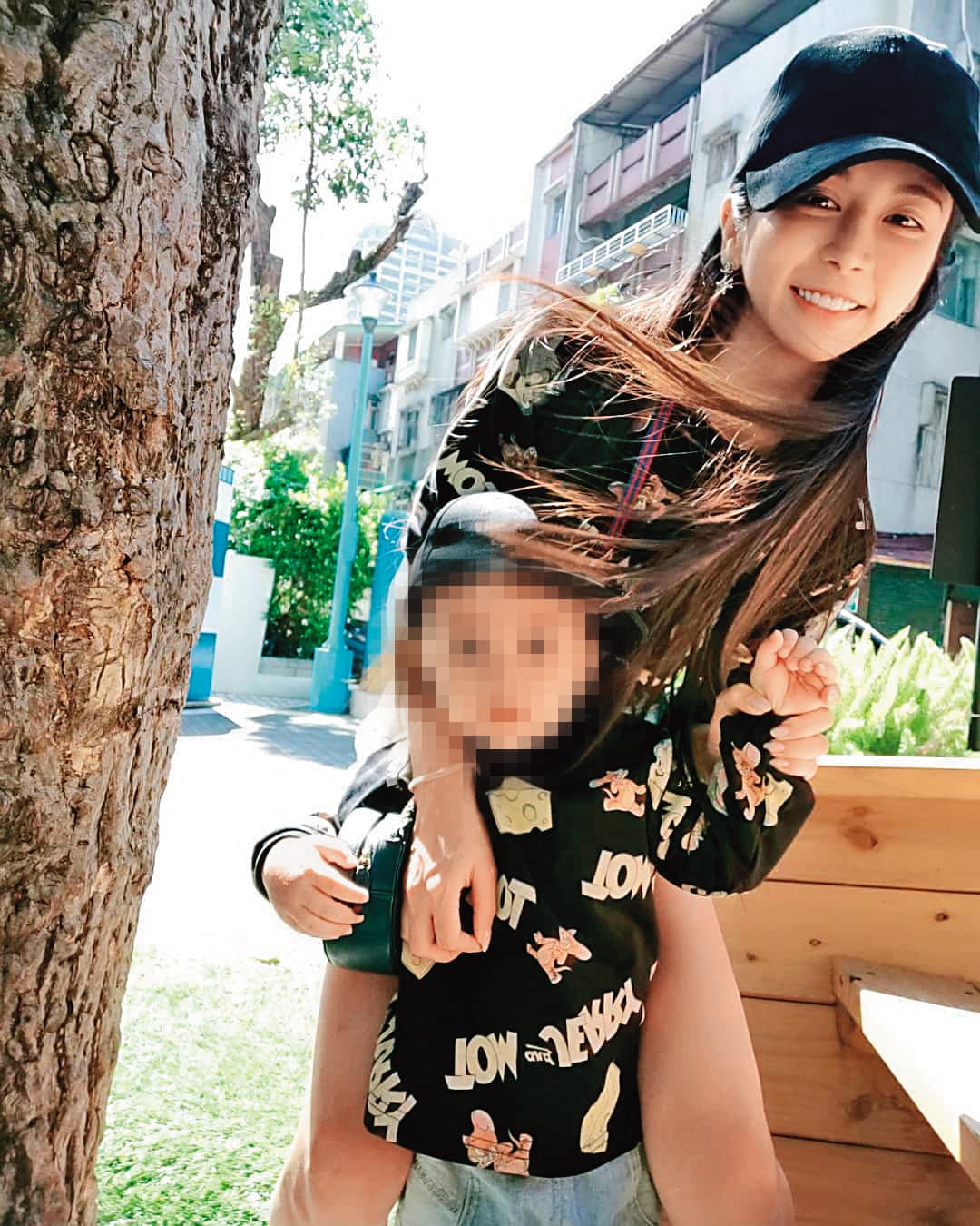 成為人母後,劉玳妍(後)常在社群平台分享與兒子的互動。(翻攝自劉玳妍IG)