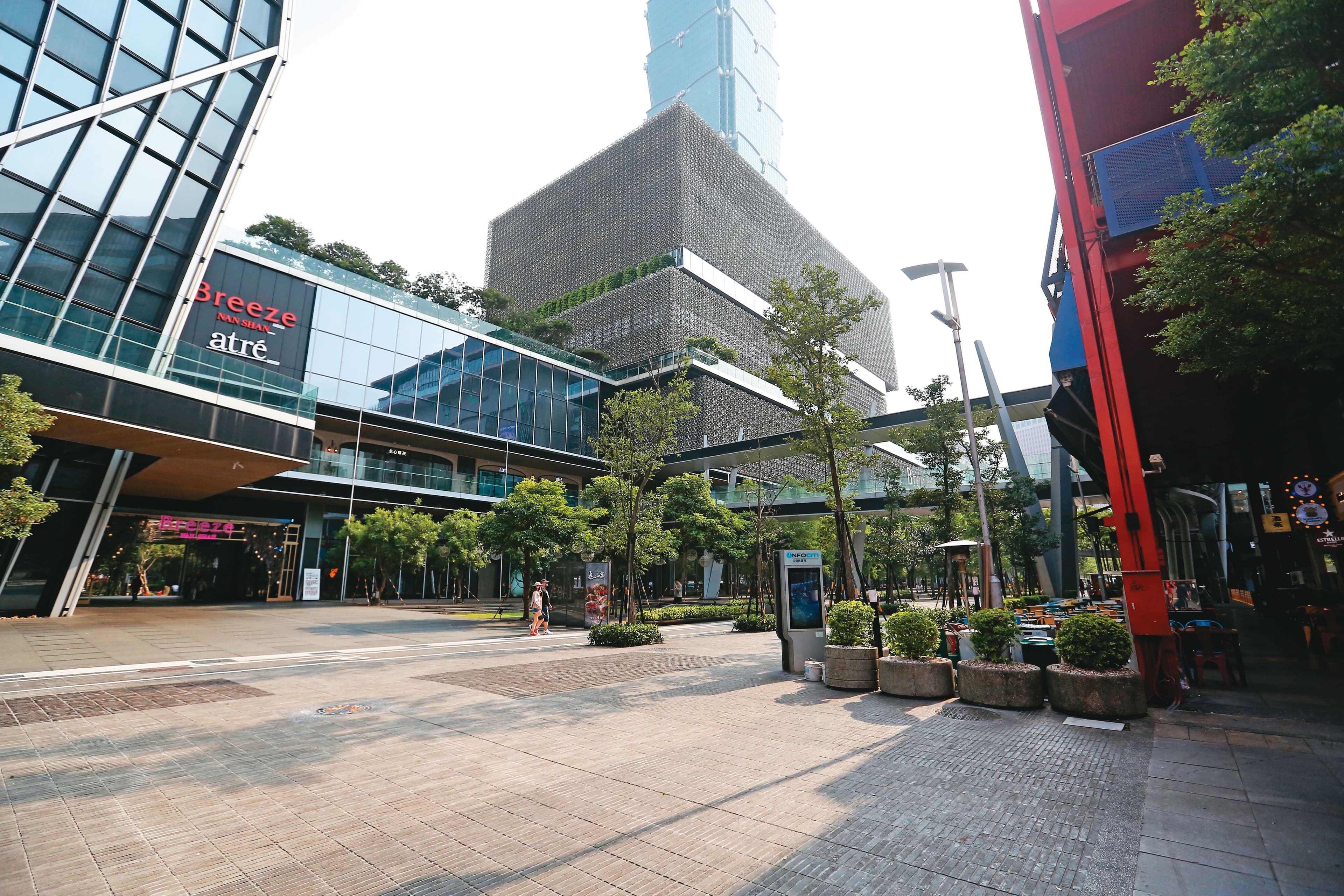 雙北3級警戒、其他縣市2級警戒，民眾減少不必要外出，原本人潮眾多的北市信義區（圖），週末下午顯得空蕩蕩。