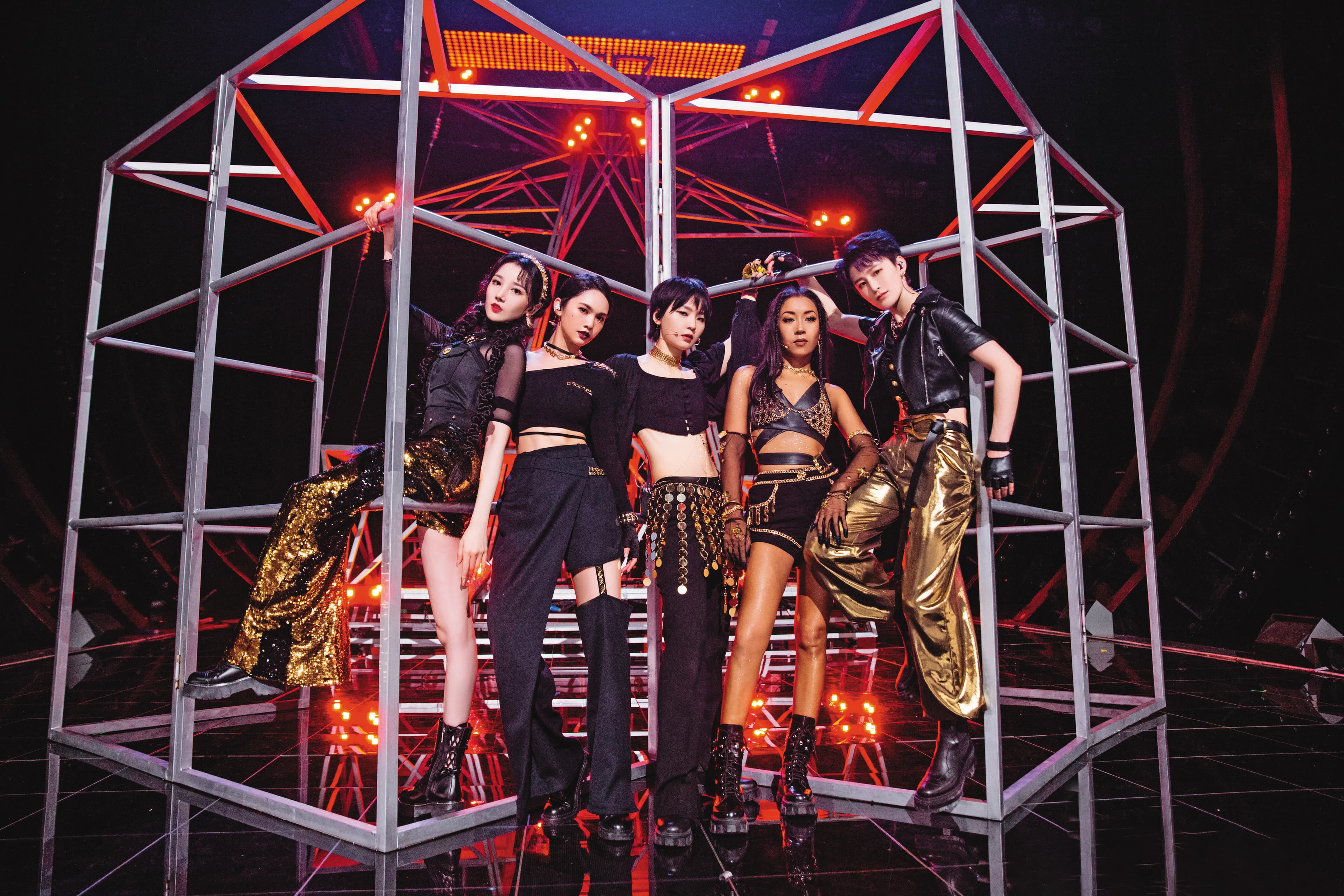 楊丞琳(左二)參加陸綜 《乘風破浪的姐姐2》,表演〈SHADOW〉,強出新高度。(翻攝自《乘風破浪的姐姐》微博)