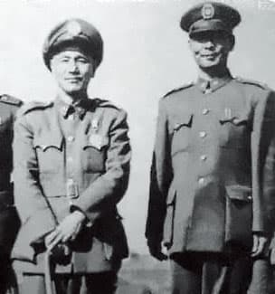 周氏宗親之一的前省主席周至柔(右),是前總統蔣中正(左)的愛將。(翻攝網路)