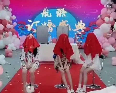 直播中殷世航前女友還與現任女友套璐璐,配合小遊戲「唐伯虎點秋香」。(翻攝自瀟湘晨報)
