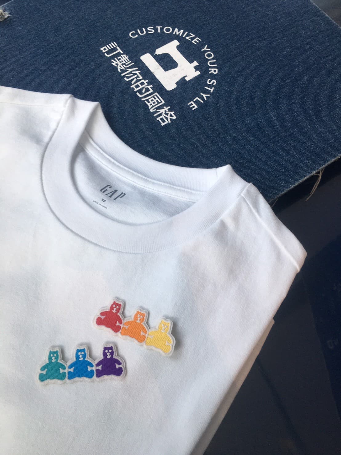 專屬訂製服務讓消費者親手為小寶貝設計最Q萌的小熊衣物,同時也可以透過小熊款限定布章與電繡圖樣的相互搭配。(GAP提供)