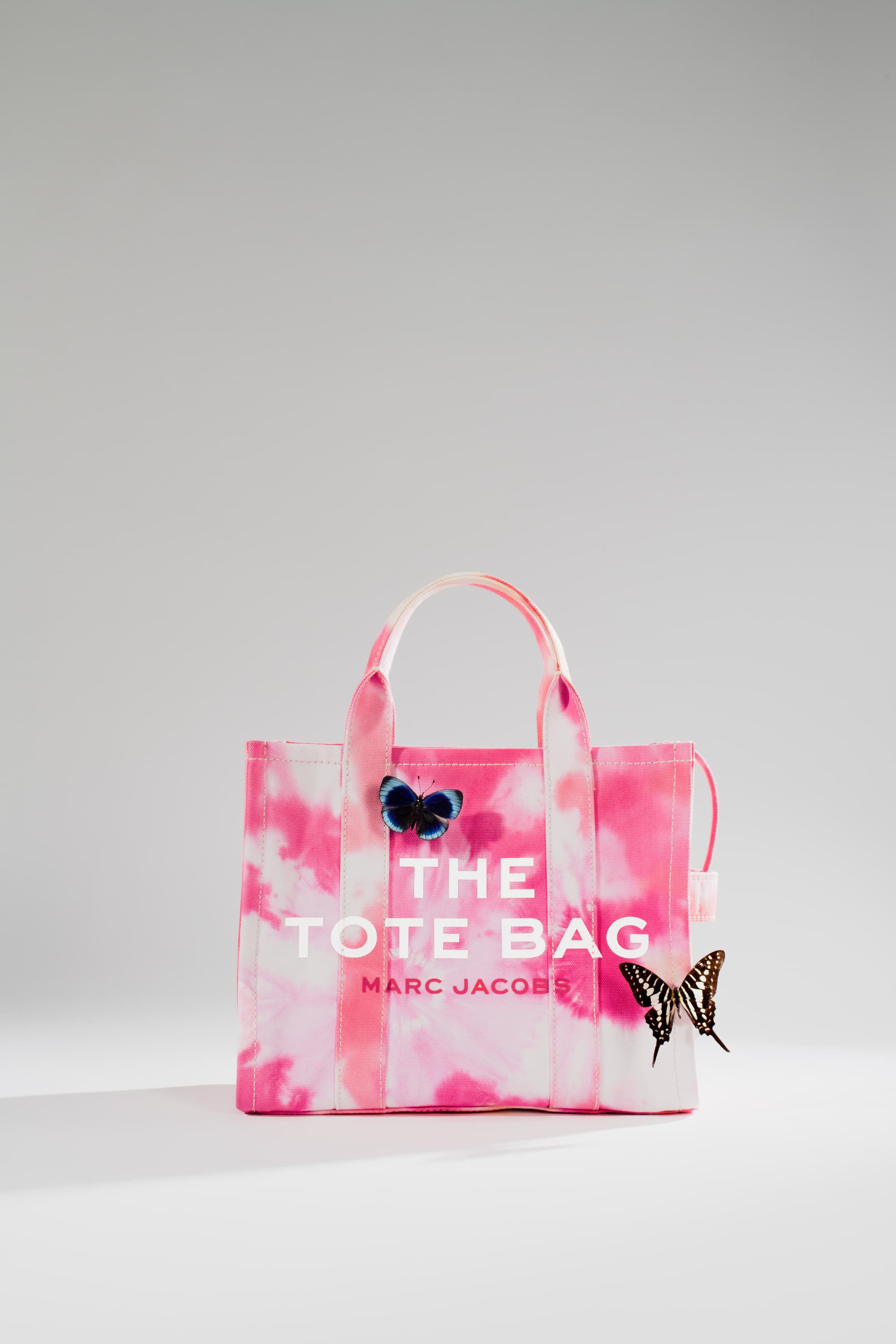 彩霞粉渲染The Tote Bag (小),NT$10,990。(俊思提供)