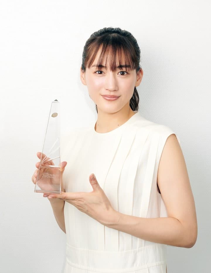 綾瀨遙以《天國與地獄》榮獲本屆日劇學院賞最佳女主角獎座。(翻攝自thetv)