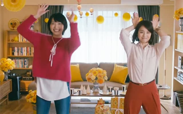 石田百合子(右)在《月薪嬌妻》飾演新垣結衣的小阿姨。(網路照片)
