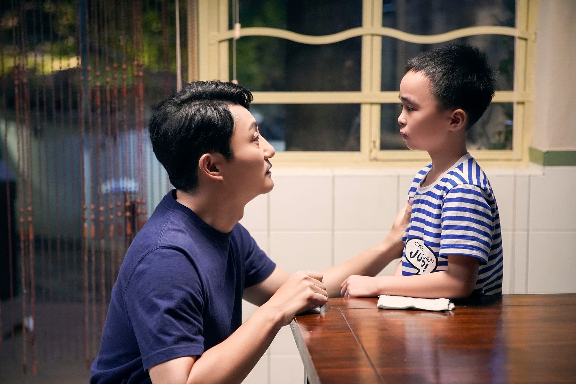 涂松岩(左)認為《以家人之名》劇組選角眼光相當精準,主演和小演員從外型和性格上都非常契合,從小演員過渡到年輕演員時毫無違和感。(中天娛樂台提供)