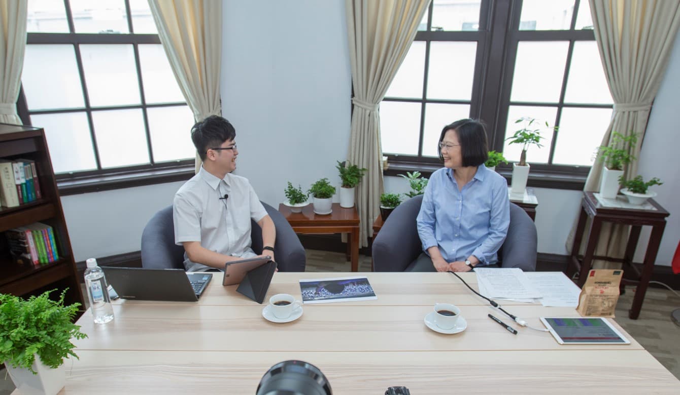 總統蔡英文2018年5月20日首任總統就職2週年，曾與林祖儀一起直播。（總統府提供）