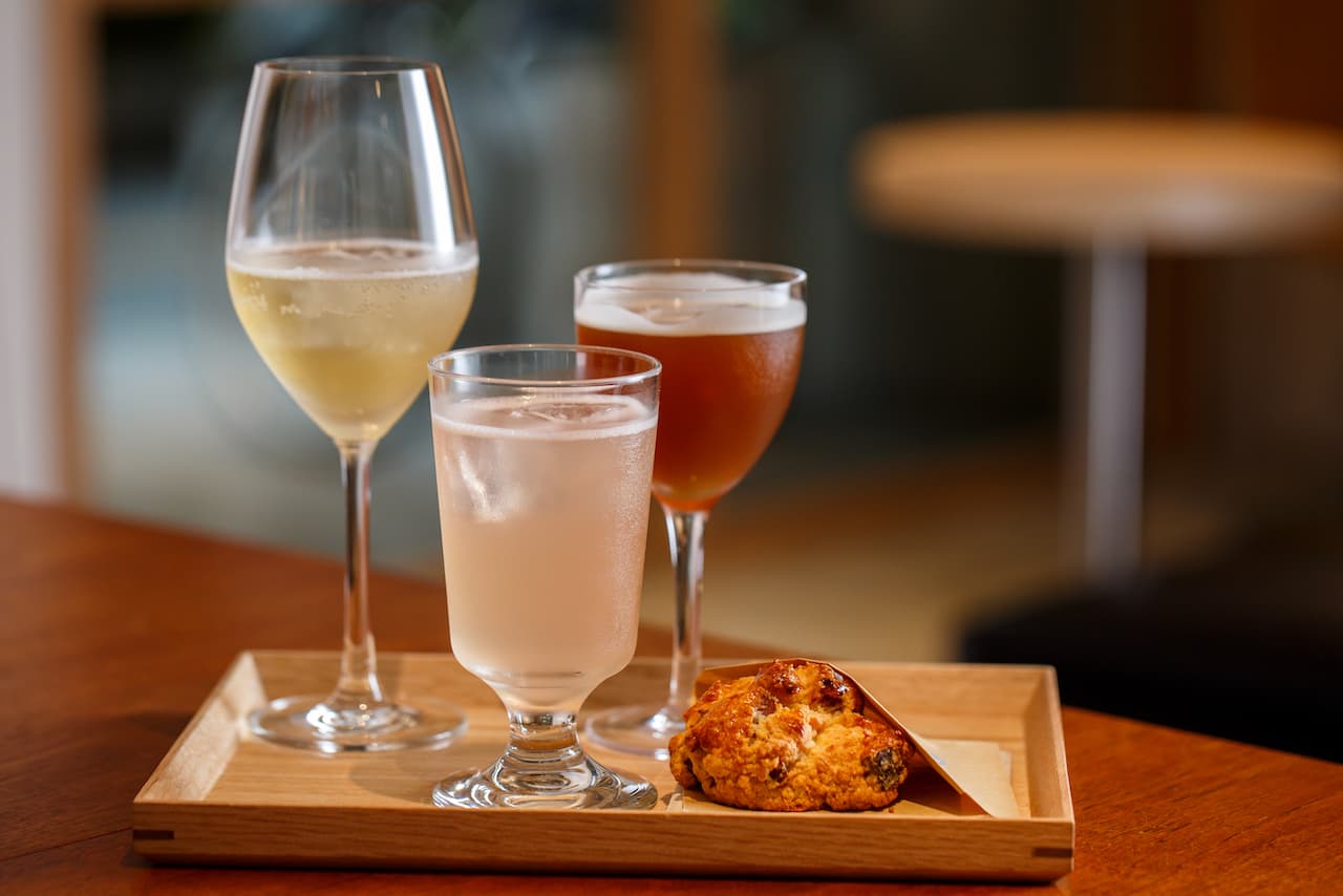 無酒精調飲「Edelweiss Spritz」(左起)用無酒精白酒當基酒,結合包種茶,散發細緻茶香;「Watermelon Sangria」西瓜的甜香馥郁在嘴裡爆炸;「Hophead」像喝無酒精啤酒,但多了烏龍茶和麥茶香,再點顆「楓糖培根司康」(90元/顆)搭配,這樣的下午茶很時髦。(皆130元/杯)