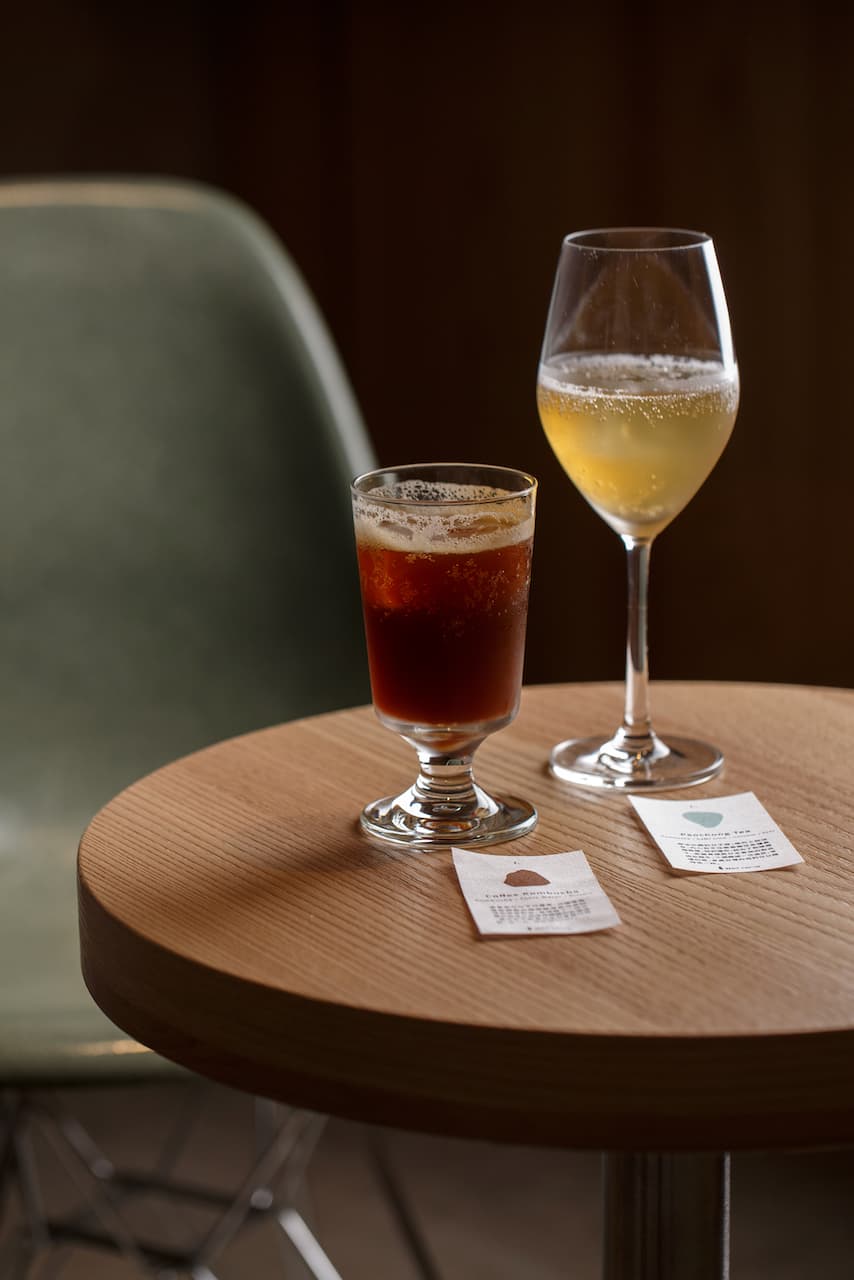 「Coffee Kombucha」(左)結合濃縮咖啡和通寧水,咖啡康普茶帶來酸度,像極西西里咖啡。「Paochong Tea」(右)以包種茶發酵,加入泰國青檸葉和椰子糖漿,喝一口彷彿出國了。(皆130元/杯)