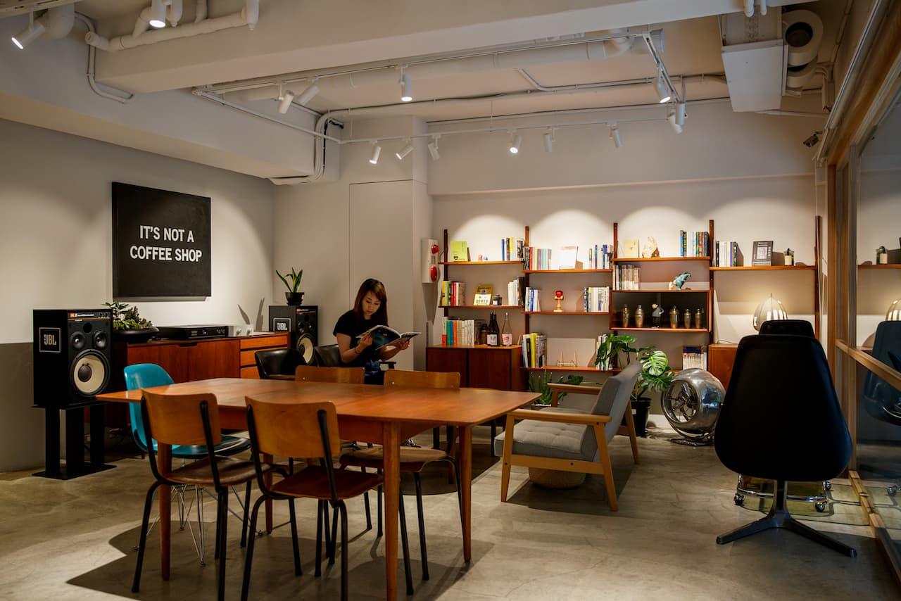 室內營造類咖啡館的舒適氣氛,碩大的「IT’S NOT A COFFEE SHOP」標語提醒你這兒不是咖啡館,但歡迎來看書發呆,最重要的是喝調酒。